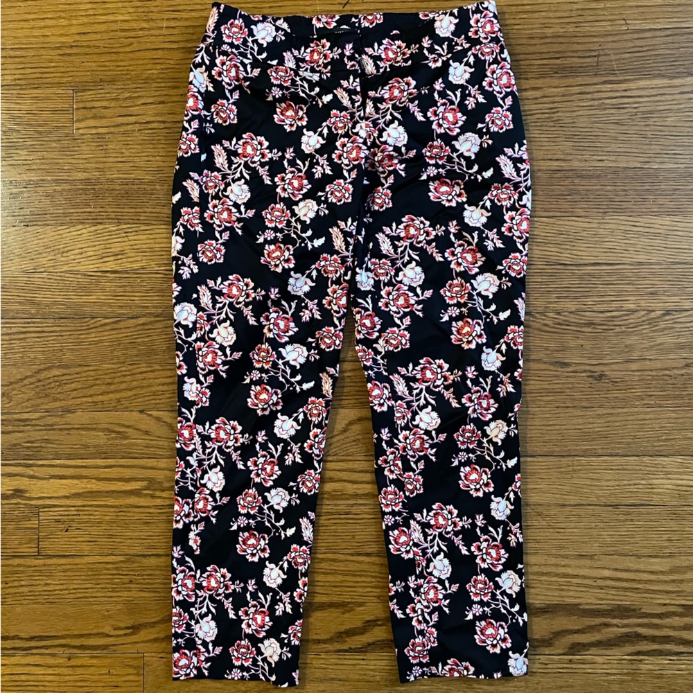 Ann Taylor Black and Pink Floral Patterned Low Rise Capri Pants with Pockets